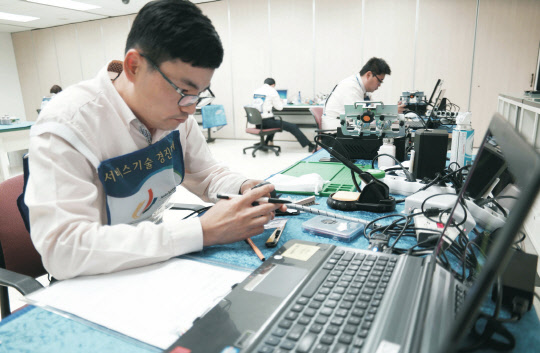 삼성전자서비스가 지난 16일 수원시에 위치한 삼성전자 CS아카데미에서 서비스 전문가를 선발하는 '서비스 기술 경진대회'를 개최했다. 대회에 참석한 삼성전자서비스와 협력사의 수리 엔지니어와 콜센터 기술전문 상담사들이 서비스 전문 기술을 선보이고 있다.     삼성전자 제공